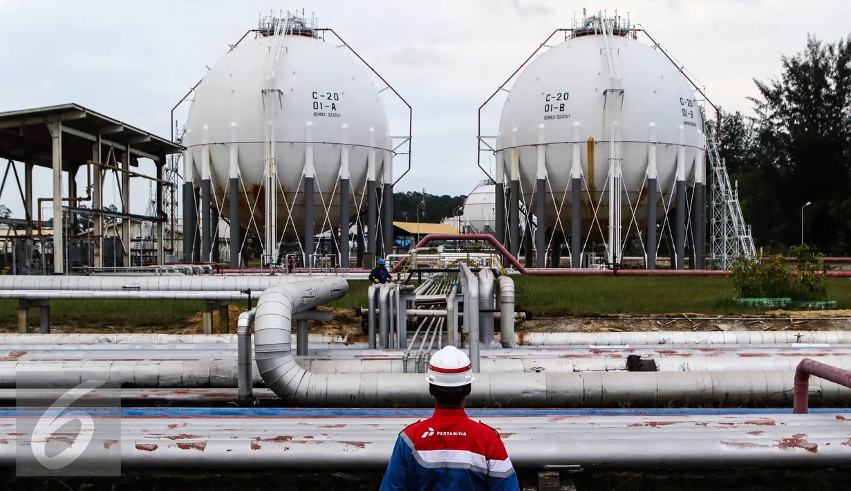 Petugas lapangan memantau Area Tanki LPG (Spherical Tank) di kawasan kilang RU V Balikpapan, Kalimantan, Kamis (14/05). Kilang RU V merupakan kilang pengolahan minyak Pertamina terbesar ke-2 di Indonesia. (Liputan6.com/Fery Pradolo)
