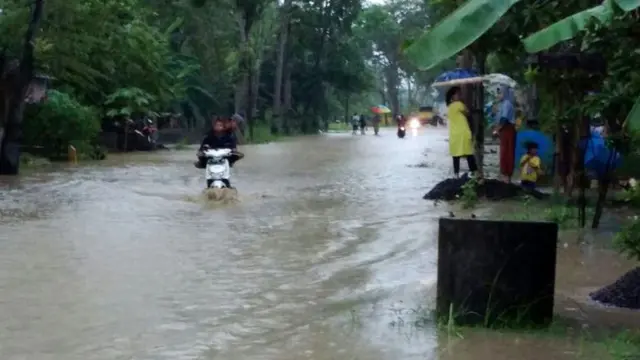 Sepeda motor berupaya melintas di Cipari, Cilacap. (Foto: Liputan6.com/BPBD CLP/Muhamad Ridlo)