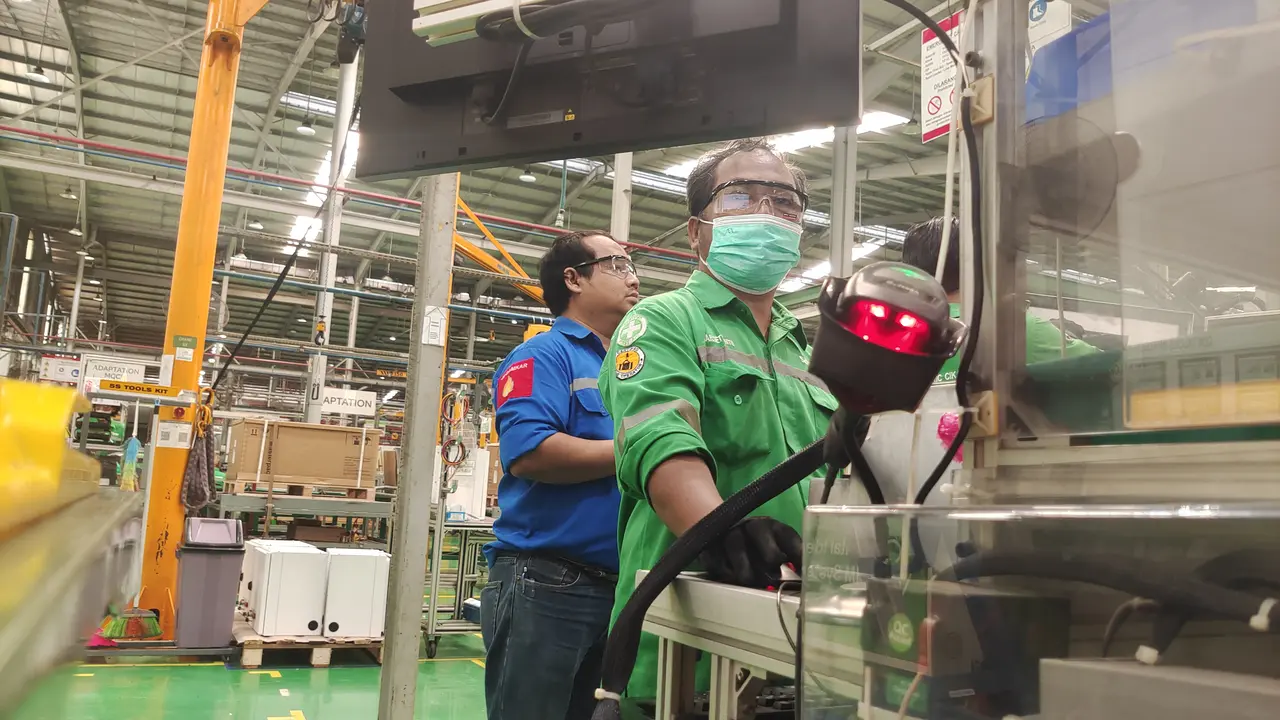 Aktivitas pegawai Schneider Electric di pabrik Cikarang. (Liputan6.com/Dicky Agung Prihanto)