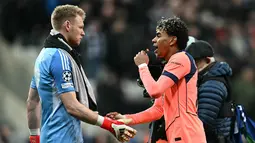 Bertanding di St James Park, pada leg pertama babak 16 besar Liga Champions 2025/2026, kemenangan The Magpies yang sudah di depan mata sirna lewat drama gol menit akhir. Tampak dalam foto, kiper Newcastle United asal Inggris, Aaron Ramsdale (kiri), berbincang dengan penyerang Barcelona asal Spanyol, Lamine Yamal, setelah pertandingan leg pertama babak 16 besar Liga Champions 2025/2026 di St James' Park, Newcastle-upon-Tyne, timur laut Inggris pada Selasa 10 Maret 2026 waktu setempat atau Rabu 11 Maret 2026 dini hari WIB. (Paul ELLIS/AFP)