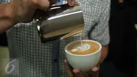 Barista membuat latte art di secangkir cappuccino, (30/3). (Liputan6.com/Gempur M Surya)