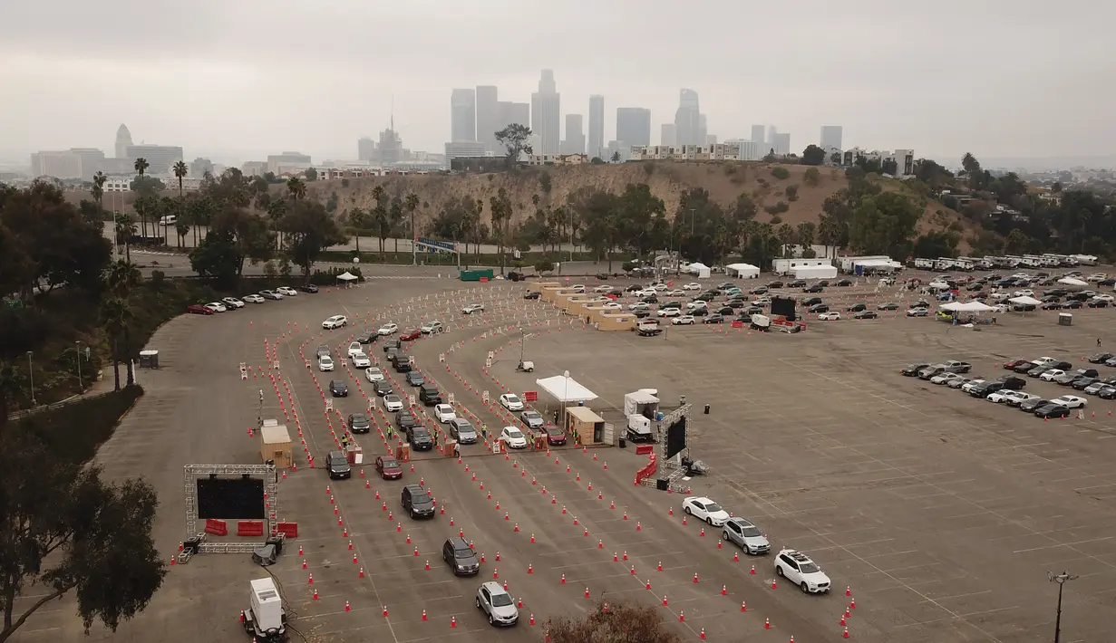 Antrean kendaraan terlihat dari pandangan udara di lokasi pengujian COVID-19 drive-thru di Stadion Dodger di Los Angeles, California, Rabu (18/11/2020). Pejabat kesehatan Los Angeles County memperingatkan adanya peningkatan tajam dalam jumlah kasus COVID-19 dan rawat inap. (Robyn Beck/AFP)