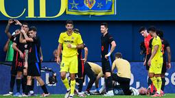 Marc-Andre Ter Stegen langsung mendapatkan bantuan medis usai dirinya merasa kesakitan ketika menghadapi Villarreal di Stadion La Ceramica pada Minggu (22/9/2024). Ter Stegen mengalami cedera lutut yang terlihat cukup parah di babak pertama. (AFP/Jose Jordan)