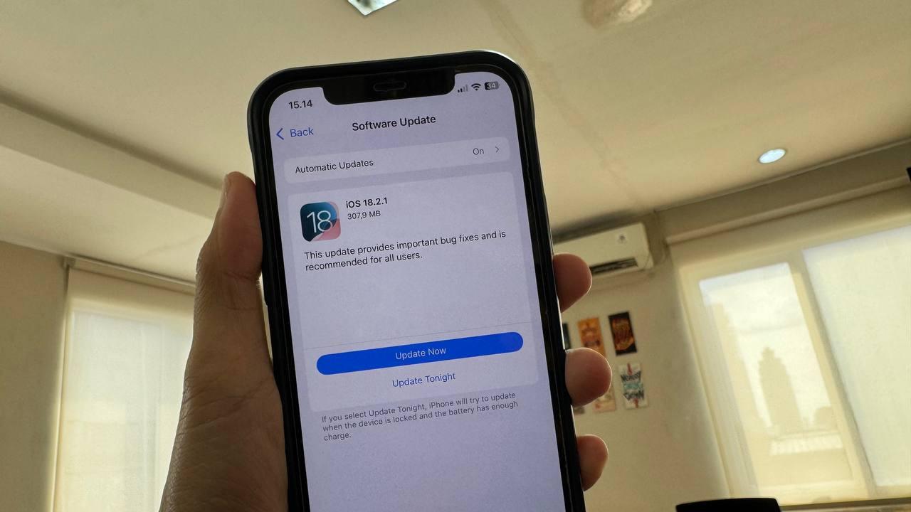 Update software iOS 18.2.1 membawa perbaikan bug