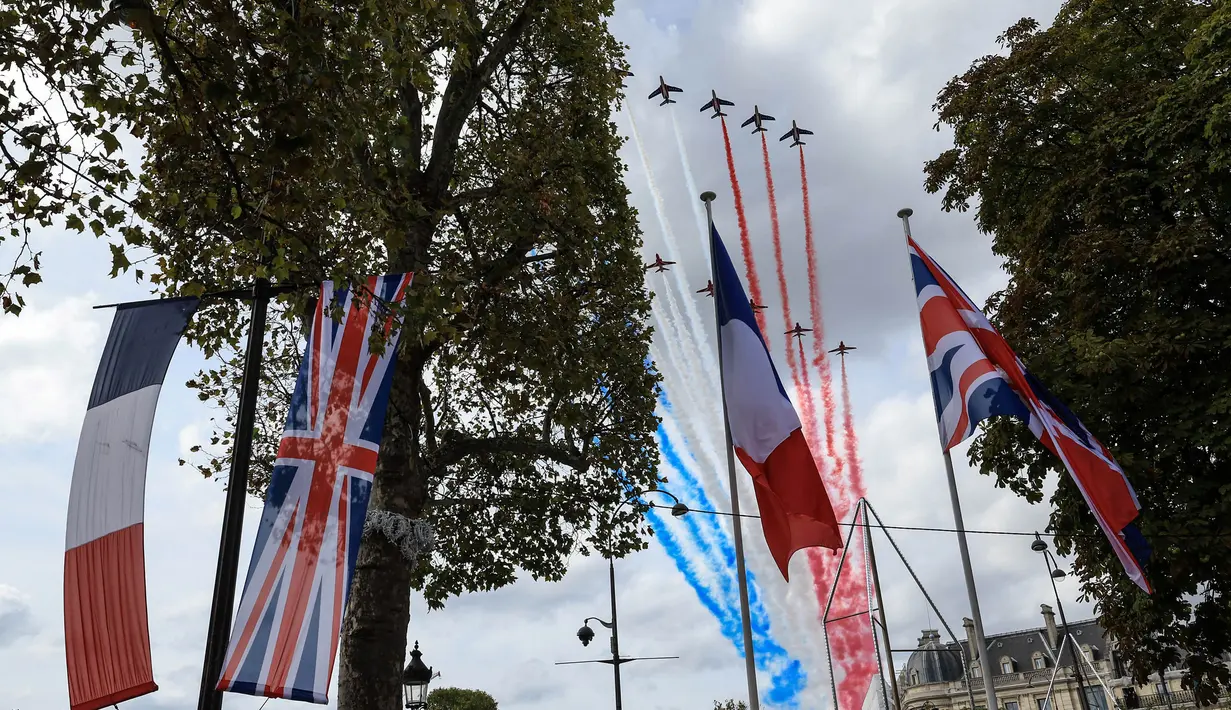 Terbang lintas ini menjadi bagian upacara penyambutan resmi untuk Raja Inggris Charles III dan Ratu Inggris Camilla di atas Jalan Champs-Elysees di Paris pada tanggal 20 September 2023. (Emmanuel Dunand/AFP)