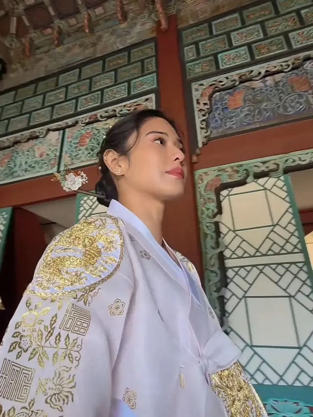 Dian Sastrowardoyo di Korea Selatan. [@therealdisastr]