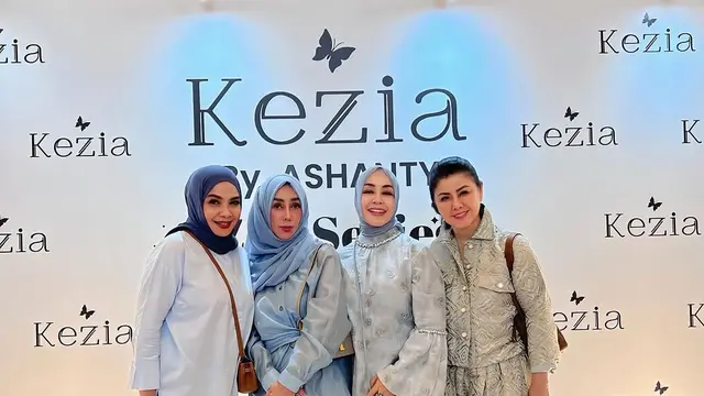 Deretan Artis yang Hadir di Launching Produk Skincare Ashanty, Kompak dengan Outfit Serba Biru (credit: instagram/rieta_amilia)
