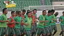 Para pemain Timnas Indonesia tengah melakukan pemanasan  sebelum berlatih di Philippine Sports Stadium, (18/11/2016).  (Bola.com/Nicklas Hanoatubun)