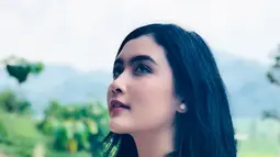 Aktris muda yang kerap membintangi FTV ini memang sangat memesona. Gaya candid tanpa memerhatikan kamera pun membuatnya terlihat lebih berkarisma. Apalagi, tatapan tajamnya ke sudut bagian atas sukses membuat netizen terkesima. (Liputan6.com/IG/@talithacurtis_)