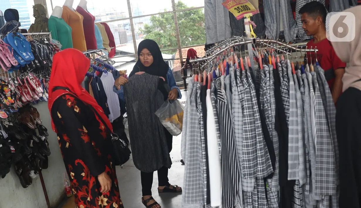 Calon pembeli memilih pakaian di Skybridge Pasar Tanah Abang, Jakarta, Jumat (27/12/2019). Kepala Badan Koordinasi Penanaman Modal Bahlil Lahadalia menyatakan di Pasar Tanah Abang sulit ditemukan produk asli buatan Indonesia karena membanjirnya produk garmen luar negeri. (Liputan6.com/Angga Yuniar)