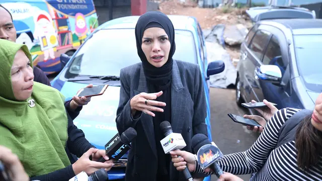 [Bintang] Nikita Mirzani Berhijab