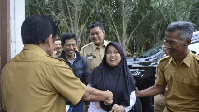 Lina, gadis remaja penderita psikotik ketika dijemput Bupati Banjarnegara di rumahnya 10 Juni 2019 lalu. (Foto: Liputan6.com/Humas Pemkab BNA/Muhamad Ridlo)