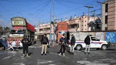 Personel keamanan menutup jalan menuju lokasi ledakan di Quetta pada 1 Februari 2026, sehari setelah serangan oleh separatis Baloch. Sehari setelah serangan terkoordinasi kelompok militan etnis Baloch, pada Minggu (1/2/2026) sejumlah ruas jalan di sekitar lokasi dijaga ketat personel keamanan Pakistan. (Banaras KHAN/AFP)