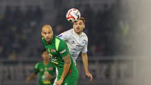 Pemain Persebaya, Risto Mitrevski berduel dengan pemain PSIM Yogyakarta, Nermin Haljeta pada pertandingan pembuka BRI Super League 2025/2026 di Stadion Gelora Bung Tomo, Jumat (08/08/2025) malam WIB. (Bola.com/Abdul Aziz)