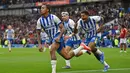 Pemain Brighton & Hove Albion, Joao Pedro, melakukan selebrasi setelah berhasil mencetak gol kemenangan saat melawan Manchester United pada laga Liga Inggris di Stadion American Express, Sabtu (24/8/2024). (AFP/Glyn Kirk)