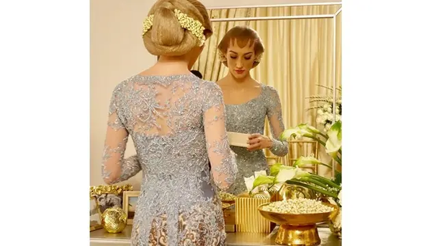 6 Pesona Varsha Strauss Istri Bule Panji Trihatmodjo saat Pakai Kebaya, Banjir Pujian