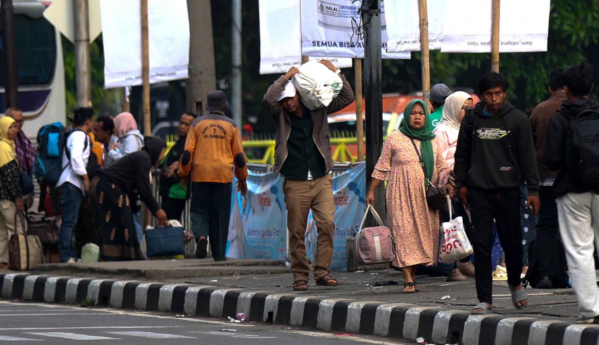 Kedatangan ini merupakan bagian dari arus balik Lebaran 2026 yang diperkirakan mencapai puncaknya pada hari ini. Tampak dalam foto, penumpang bus Antar Kota Antar Provinsi (AKAP) saat tiba di Terminal Kampung Rambutan, Jakarta Timur, Rabu (25/3/2026). (Kapanlagi.com/Budy Santoso)