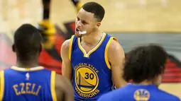 Stephen Curry (30) saat merayakan kemenangan bersama rekan-rekannya usai menekuk Portland Trail Blazers 132-125 di Moda Center, Rose Quarter, Portland, (9/5/2016). (Mandatory Credit: Jaime Valdez-USA TODAY Sports)