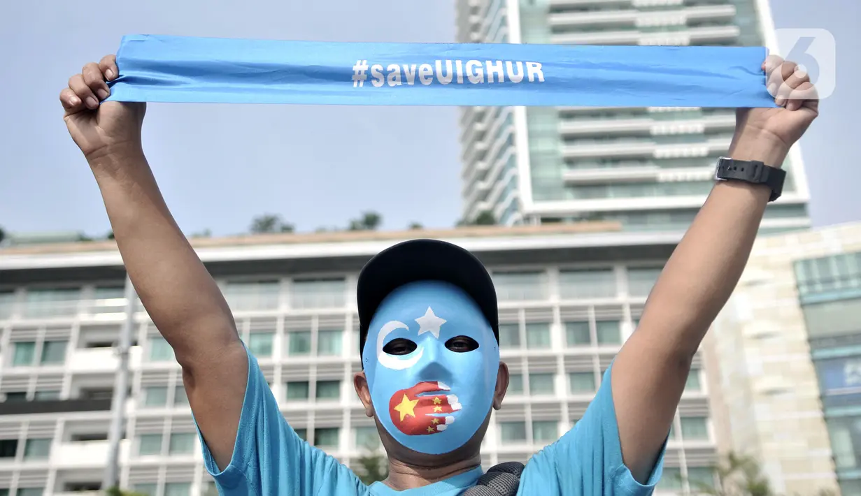 Warga mengenakan topeng bendera Turkestan Timur saat menggelar Aksi Save Uighur selama CFD, Jakarta, Minggu (22/12/2019). Aksi digelar sebagai bentuk peduli terhadap muslim Uighur di Xinjiang yang diduga terus mengalami tindakan kekerasan oleh pemerintah China. (merdeka.com/Iqbal S. Nugroho)