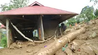 Material banjir menutupi perumahan penduduk dan jalan di Kabupaten Solok Selatan. (Liputan6.com/ humas Humas Pemkab Solok Selatan)