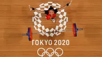 Foto yang diambil dengan kamera robot memperlihatkan ekspresi atlet angkat besi asal Indonesia, Windy Cantika Aisah usai berhasil memperoleh medali perunggu dari cabang olahraga angkat besi 49kg putri Olimpiade Tokyo 2020, Sabtu(24/72021). (Foto: AFP/Various Sources/Chris Graythen)