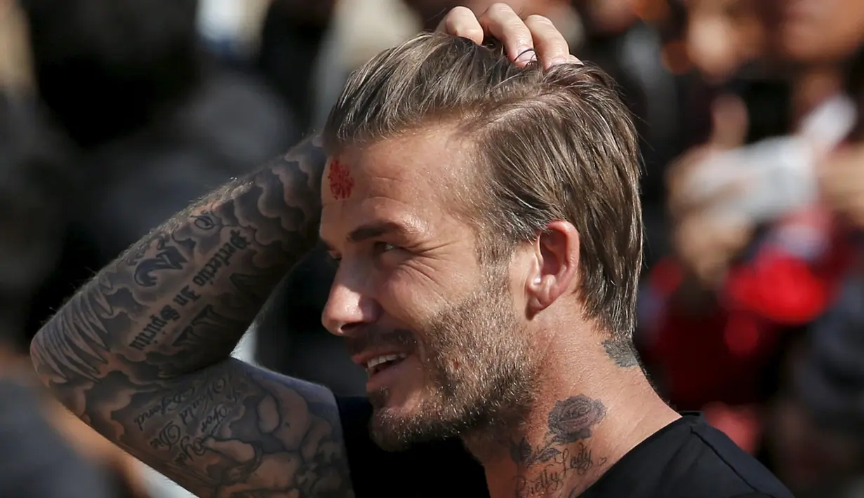 David Beckham ambil bagian melakukan pertandingan amal untuk mengumpulkan dana bagi UNICEF di kota tua Bhaktapur, Nepal, Jumat (6/11). (REUTERS / Navesh Chitrakar)