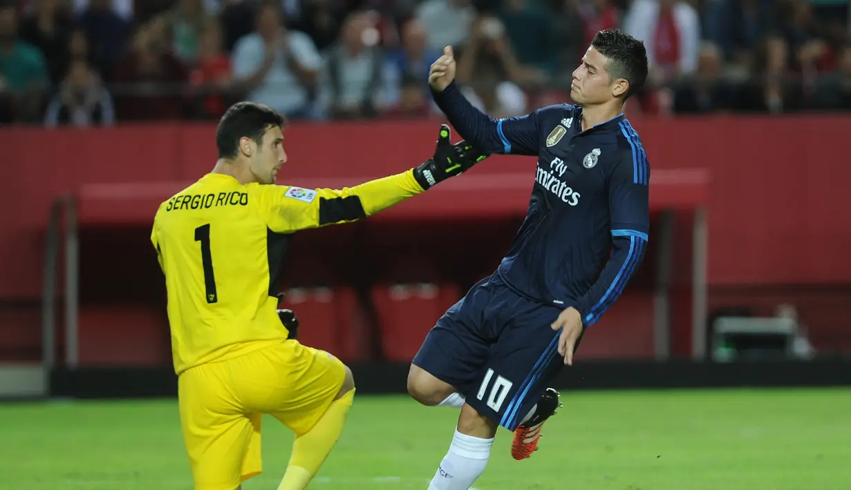 Ekspresi James Rodriguez setelah mencetak gol kedua ke gawang Sevilla dalam laga La Liga Spanyol di Stadion Ramon Sanchez Pizjuan, Sevilla, Senin (9/11/2015) dini hari WIB. (AFP Photo/Cristina Quicler)