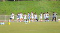 Laga kedua timnas akan digelar di 7000th Anniversary Stadium, Chiangmai, Thailand, Senin (8/12/2025) pukul 18.00 WIB. Tampak dalam foto, pemain Tim Nasional (Timnas) Indonesia U-22 melakukan sesi latihan di Rajamangala University of Technology Lanna Stadium, Doi Saket, Chiang Mai pada Minggu (7/12/2025) sore waktu setempat. (Bola.com/Bagaskara Lazuardi)