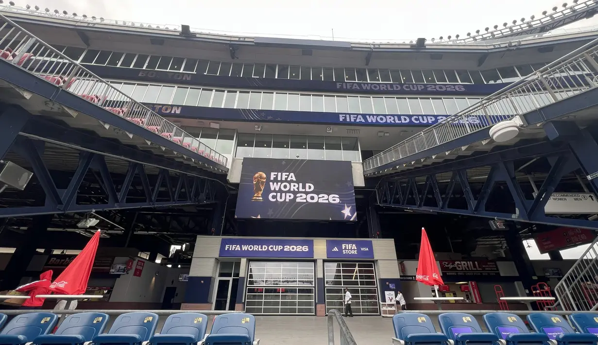 Area tribun bawah Gillette Stadium, Foxborough, Boston, AS dihiasi identitas resmi Piala Dunia 2026 saat persiapan menjelang pertandingan, Kamis (18/6/2026). Stadion berkapasitas lebih dari 65 ribu penonton ini akan menjadi venue laga fase grup hingga perempat final turnamen sepak bola terbesar di dunia. (KLY Sports/Hery Kurniawan/Adv/Powerade)