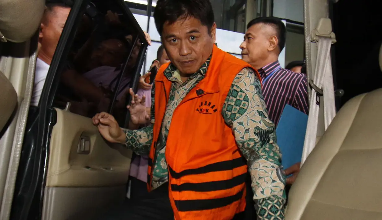 Musa Zainuddin menaiki mobil meninggalkan gedung KPK usai menjalani pemeriksaan, Jakarta, Kamis (23/2). Musa Zainuddin diduga menerima suap terkait usulan program aspirasi anggota DPR dalam proyek di bawah Kementerian PUPR. (Liputan6.com/Helmi Afandi)