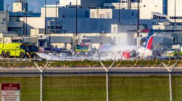 Pemadaman pesawat tergelincir dan terbakar di Miami International Airport. (Pedro Portal/AP)
