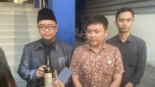 Seorang pria bernama Muhamad Adinurkiat mendatangi Polda Metro Jaya untuk melaporkan kasus dugaan penipuan yang dilakukan oleh produsen produk red wine dengan merk Nabidz.