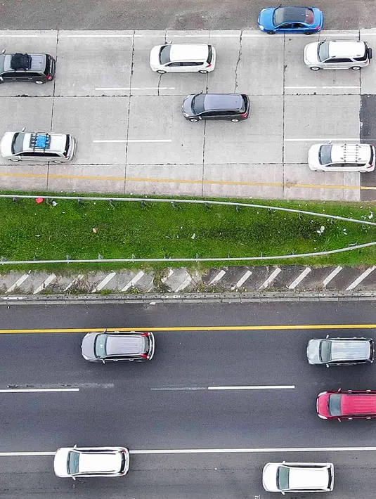 <p>Menurut dia, ada sejumlah alasan untuk menerapkan one way. Karena masih adanya kepadatan di pintu masuk dari Jakarta menuju Cikampek. Kemudian, di tol cipali Km 190 dalam tiga jam berturut-turut, traffic counting mencapai rata-rata 4.953 per jam, sehingga masuk dalam indikator coba one way. (Liputan6.com/Herman Zakharia)</p>