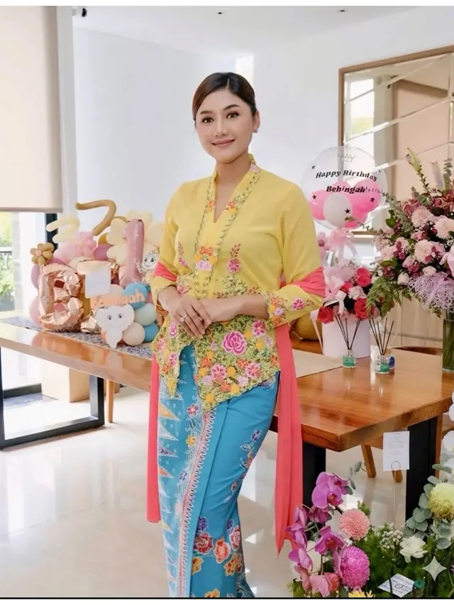 6 Potret Beda Gaya Erina Gudono dan Selvi Ananda di Ultah Bebingah, Curi Perhatian