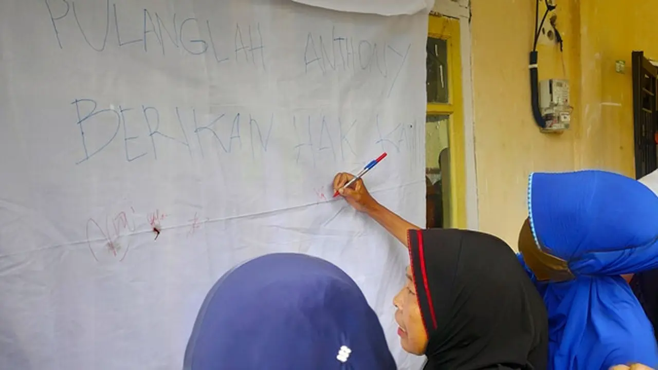 Anggota Kopsa-M di Desa Pangkalan Baru, Kabupaten Kampar, membubuhkan tanda tangan dan cap darah untuk meminta hak mereka.