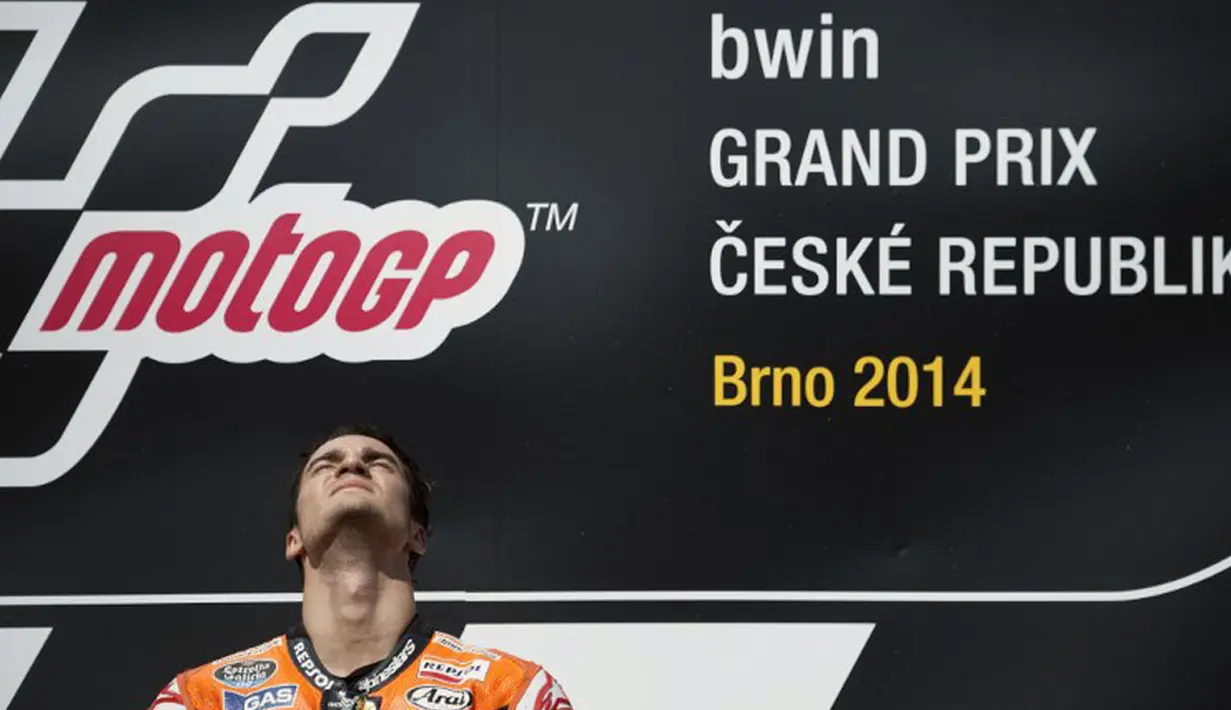 Ekspresi Dani Pedrosa saat mendengarkan lagu kebangsaan Spanyol di podium utama GP Ceko yang dihelat di Sirkuit Brno, (17/8/2014). (AFP PHOTO/Michal Cizek) 
