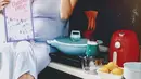 Berpose di dapur, Nadine Chandrawinata terlihat cantik dengan dress biru dan bando yang hiasi rambutnya. (Instagram/nadinelist).