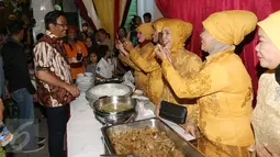 Sejumlah kerabat pengantin mengabadikan kedatangan Cawagub DKI Jakarta Djarot Saiful Hidayat di Petogogan I, Jakarta Selatan, Minggu (11/12). (Liputan6.com/Fery Pradolo)