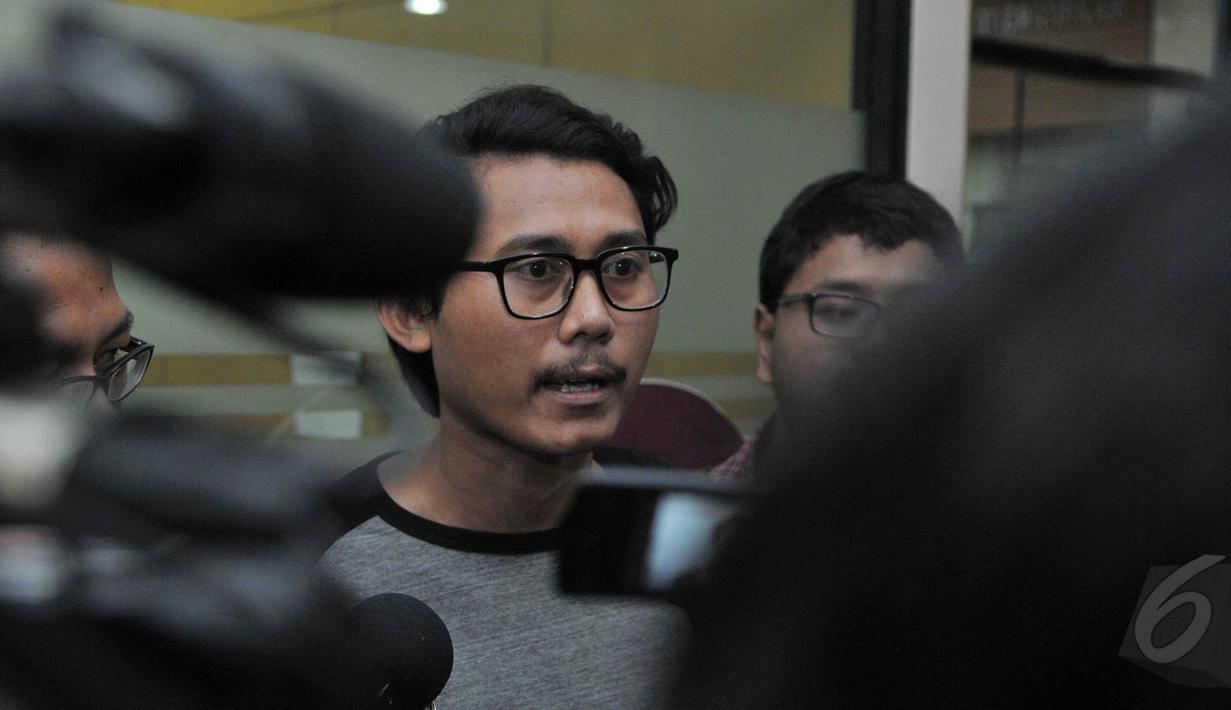  Koalisi Masyarakat Sipil memberikan keterangan pers saat mendatangi Gedung KPK, Jakarta, Selasa (18/5/2015). Kedatangan mereka adalah untuk menyerahkan daftar kandidat calon pimpinan KPK. (Liputan6.com/Herman Zakharia)