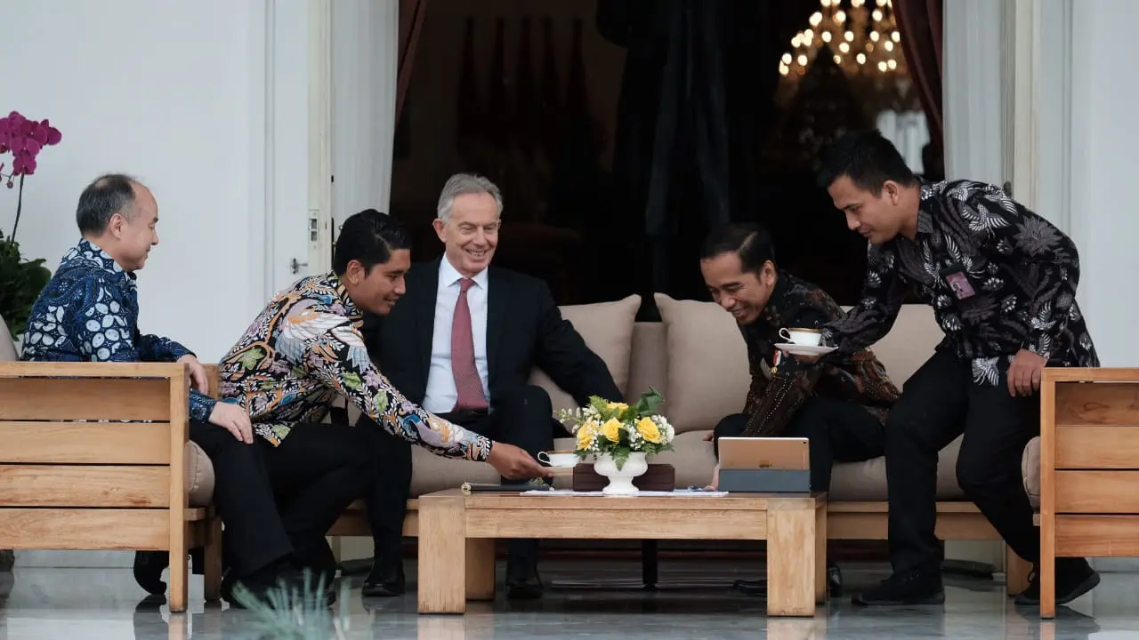 Presiden Jokowi, CEO Softbank, Masayoshi Son dan mantan Perdana Menteri Inggris Tony Blair, di Istana Kepresidenan Jakarta, Jumat (28/2/2020). (Biro Istana Kepresidenan)