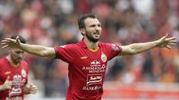 3. Marco Motta - Motta menunjukan kualitasnya sebagai bek sayap berbahaya di sisi kanan. Pemain berumur 33 tahun ini gemar memberikan umpan silang dari pos bek sayap kanan dan menusuk ke lini pertahanan lawan. (Bola.com/M Iqbal Ichsan)