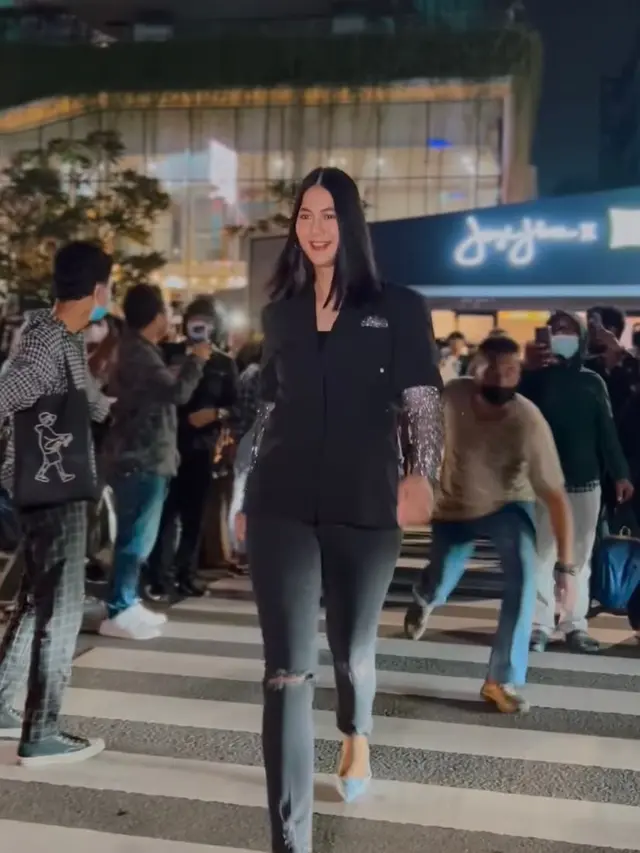 8 Potret Paula Verhoeven Jadi Cewek Mamba Saat Melenggang di Citayam Fashion Week Bareng Bonge