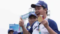 Artis ibu kota, Indra Bekti, turut memeriahkan pawai obor Asian Games 2018 di Bandar Lampung, Provinsi Lampung, Rabu (8/8/2018). (Bola.net/Fitri Apriani)