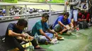 Para pemudik menyantap makan di dermaga Pelabuhan Merak karena terjebak antrean panjang. (Liputan6.com/Angga Yuniar)
