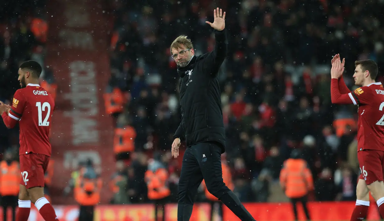 Pelatih LIverpool, Jurgen Klopp menyapa suporter usai mengalahkan Watford pada laga Premier League di Stadion Anfield, Liverpool, Sabtu (17/3/2018). Liverpool menang 5-0 atas Watford. (AFP/Lindsey Parnaby)