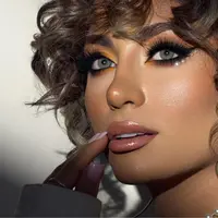 Soft smoky eyes sering dianggap leih ringan dari smoky makeup klasik yang identik dengan warna hitam pekat dan kesan dramatis. [Dok/Pexels.com/ahmad shalbaf].