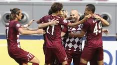 Para pemain Vissel Kobe merayakan gol yang dicetak oleh Andres Iniesta ke gawang Shanghai SIPG pada laga Liga Champions Asia di Doha, Qatar, Senin (7/12/2/2020). Vissel Kobe menang dengan skor 2-0. (AP Photo/Hussein Sayed)