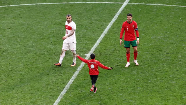 Cristiano Ronaldo Diserbu Suporter Cilik