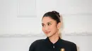 Sebagai aksen outfit serba hitam, Azizah Salsha sematkan anting dan bros tumpuk emas yang senada [@azizahsalsha_]