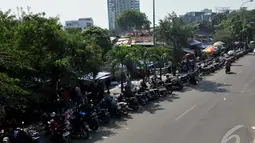 Meski operasi penertiban terhadap parkir liar makin intensif digelar Suku Dinas Perhubungan Jakarta Pusat, namun nyatanya tidak membuat pemilik kendaraan mau bersikap disiplin, Jakarta, Rabu (24/9/2014) (Liputan6.com/Johan Tallo)